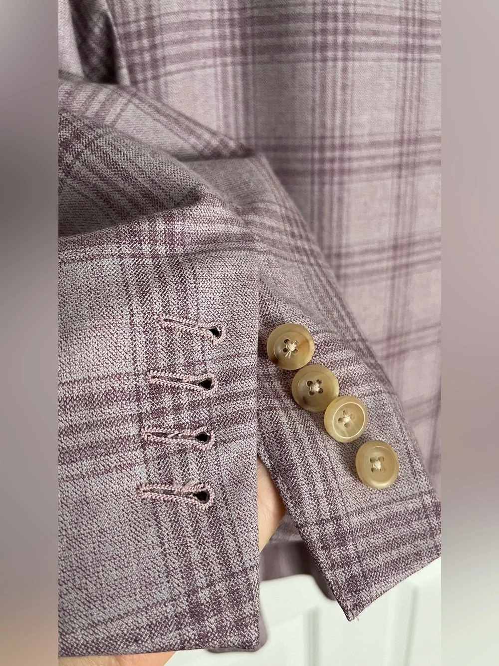 Tom James, Men’s Custom made Wool sport coat in gray/purple plaid, size 48R